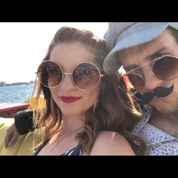 Meet your Posher, Stephanie - Picture 3 of 4